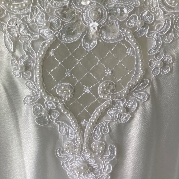Alexandra Nicole Lg. & long wh w/lace, pearls, sequins nightgown.   $39 - Picture 7 of 8